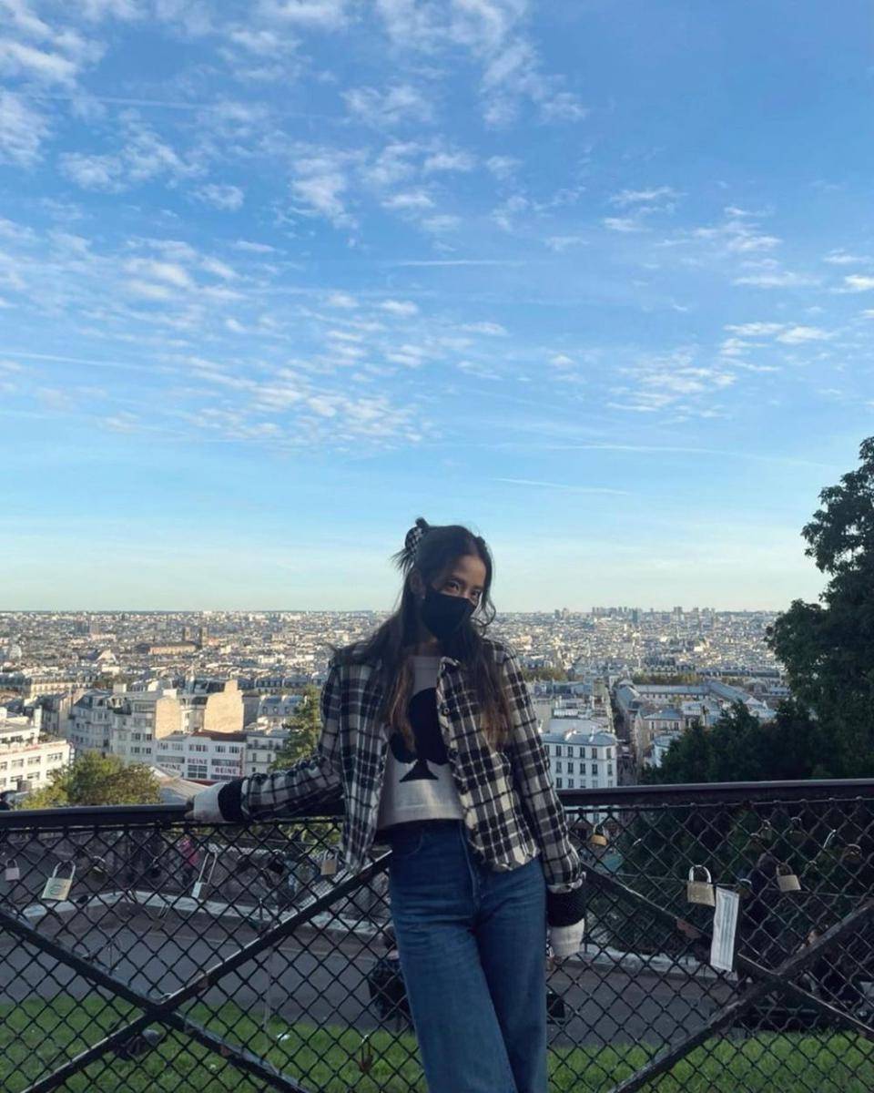 jisoo outfit blazer (Instagram.com/sooyaaa__)