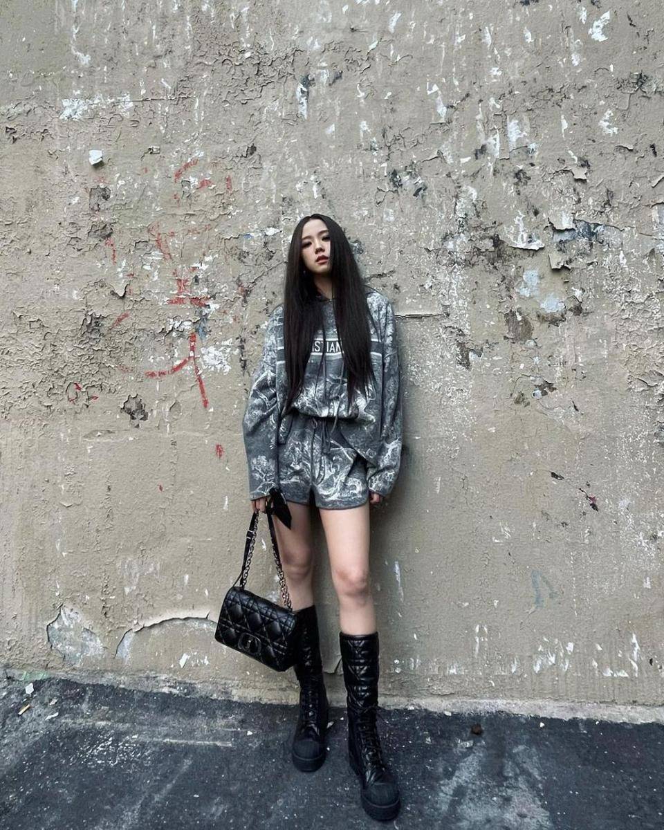 jisoo sporty (Instagram.com/sooyaaa__)