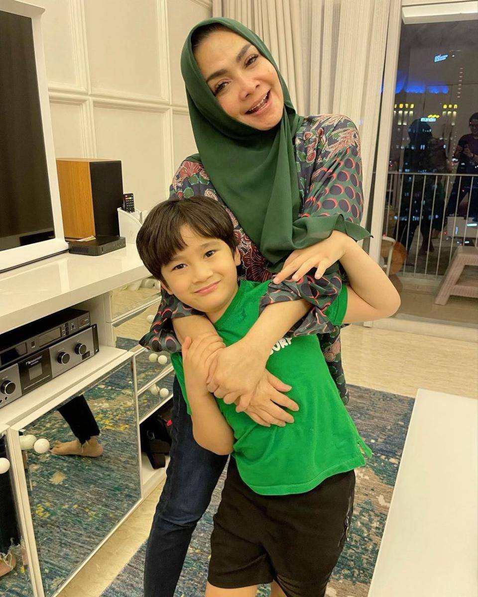 Rieta Amilia dan Rafathar (instagram.com/rieta_amilia)