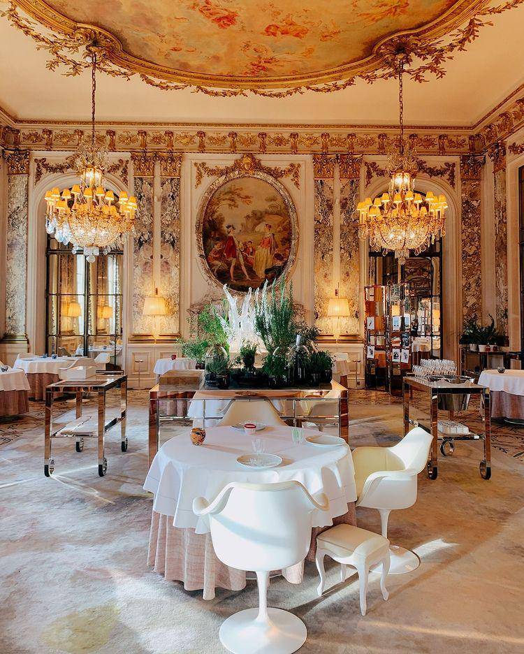 Hotel Le Meurice (instagram.com/lumadeline)