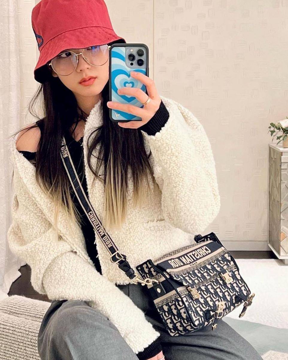 jisoo mirror selfie (Instagram.com/sooyaaa__)
