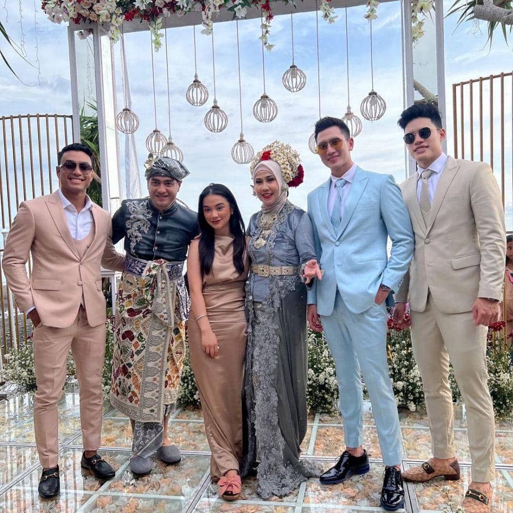 potret Verrell Bramasta-Athalla Naufal bareng sahabat di pernikahan sang mama (instagram.com/austin.alxndr)