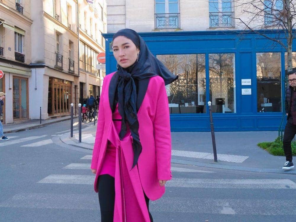 Hadiri Paris Fashion Show, 9 Potret Kece Shandy Purnamasari di Prancis