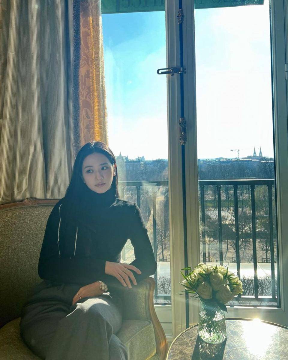 outfit kasual jisoo (Instagram.com/sooyaaa__)