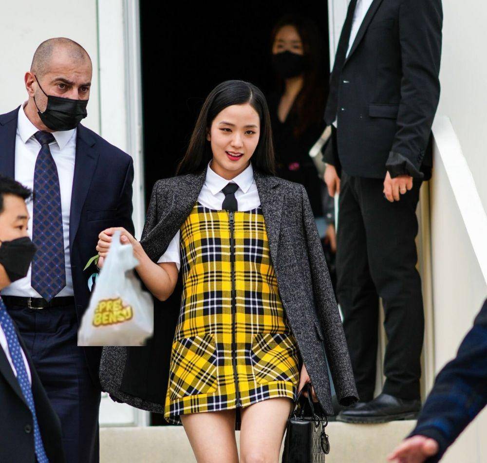 potret pelesetan Paris Fashion Week (twitter.com/elahsaa)