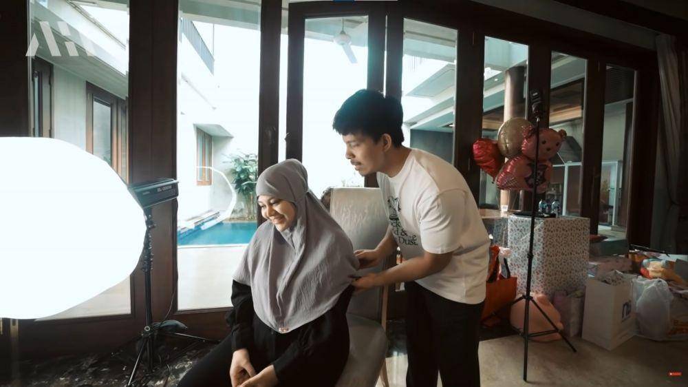 Di balik layar pemotretan Ameena, anak Aurel dan Atta (YouTube.com/AH/)