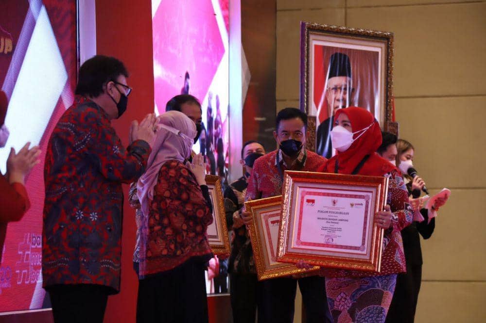 Wali Kota Bandar Lampung, Eva Dwiana menerima penghargaan pelayanan publik. (IDN Times/Istimewa).