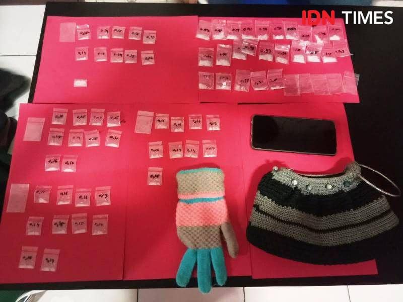 Barang bukti sabu-sabu milik tersangka FM pengedar yang berprofesi sebagai IRT tinggal di Waru (IDN Times/Ervan)