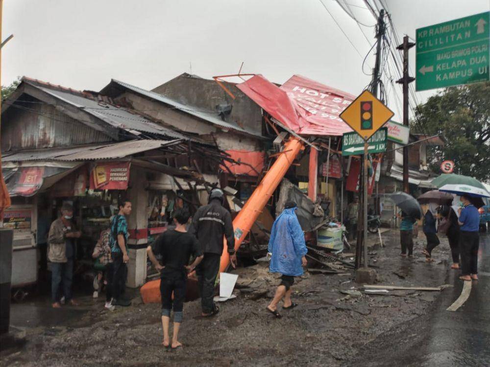 Reklame runtuh akibat hujan disertai angin kencang di Pasar Pal Jalan Raya Bogor, Kota Depok, menyebabkan sejumlah toko rusak. (Istimewa)