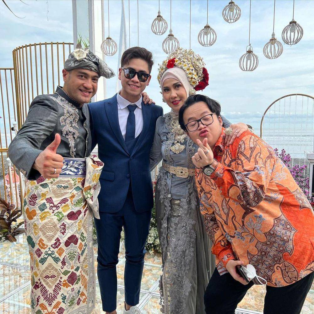 Gaya Tamu Undangan dan Keluarga Pria di Acara Akad hingga Resepsi Pernikahan Venna Melinda dan Ferry Irawan (Instagram.com/michaelwrk_)