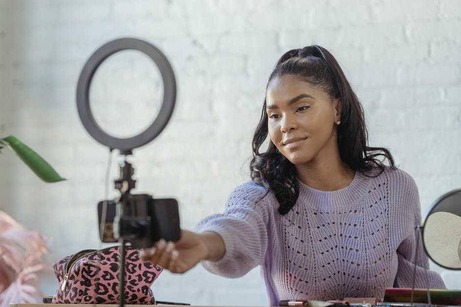 ilustrasi influencer (pexels.com/George Milton)