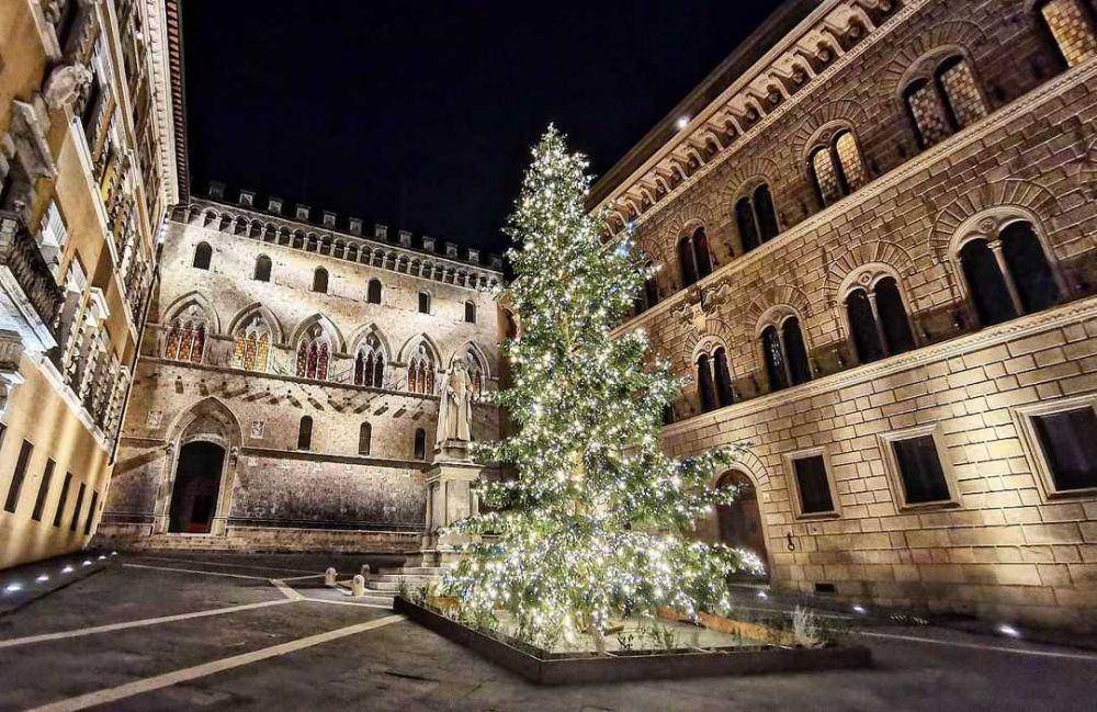 Piazza Salimbeni (instagram.com/vittoriotesta)