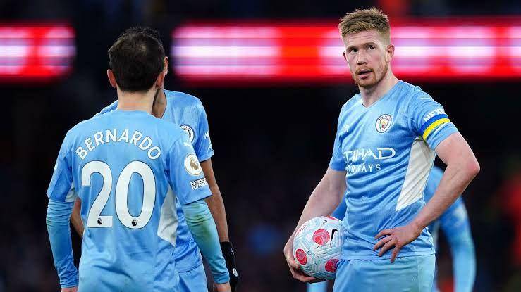 Kevin De Bruyne menjadi bintang kemenangan Manchester City di Derbi Manchester 2021/2022. (skysports.com)