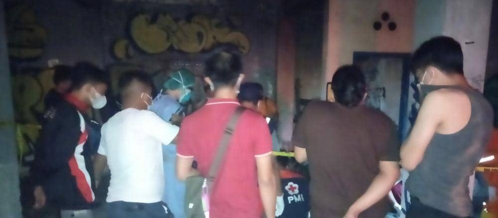 Evakuasi jenazah dalam kondisi membusuk di Saman Bangunharjo Sewon Bantul.(doc.Polsek Sewon)