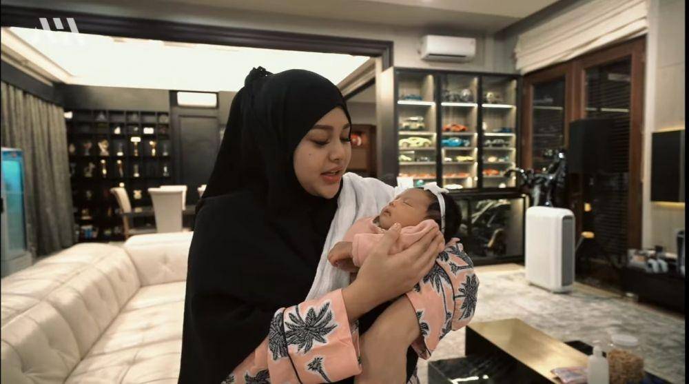 momen Baby Ameena dijenguk Rayyanza (youtube.com/AH)