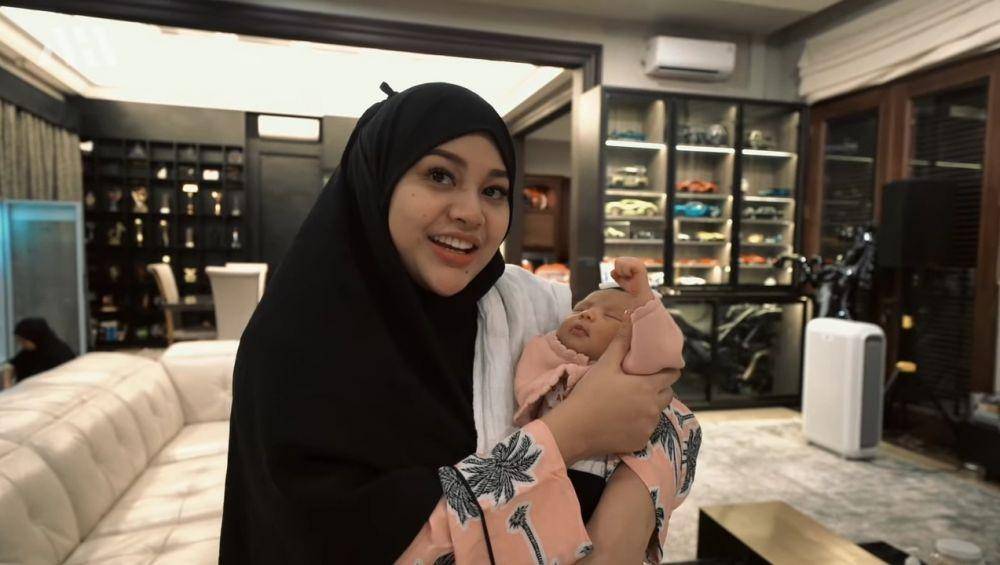 momen Baby Ameena dijenguk Rayyanza (youtube.com/AH)