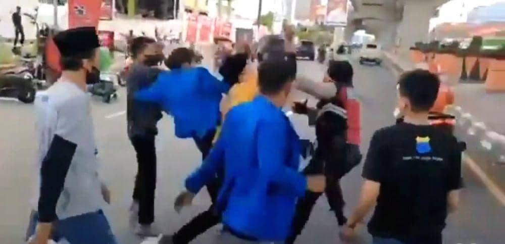 Tangkapan layar rekaman video viral, sejumlah mahasiswa diduga keroyok anggota polisi di Makasar. (Screenshot rekaman video)