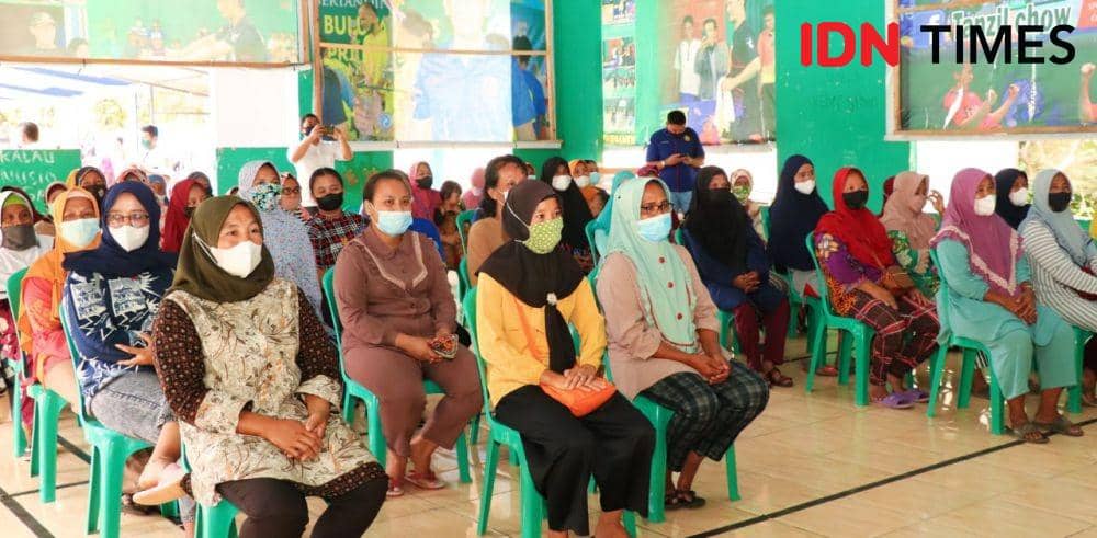 (Warga kecamatan Plakat Tinggi saat mengantri untuk beli minyak goreng) IDN Times/Istimewa