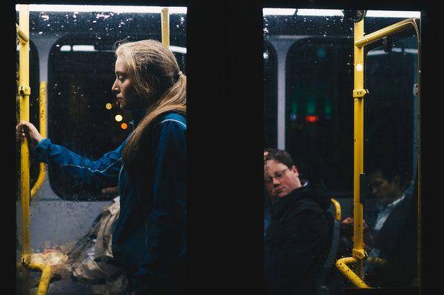 ilustrasi naik transportasi (pexels.com/João Jesus)
