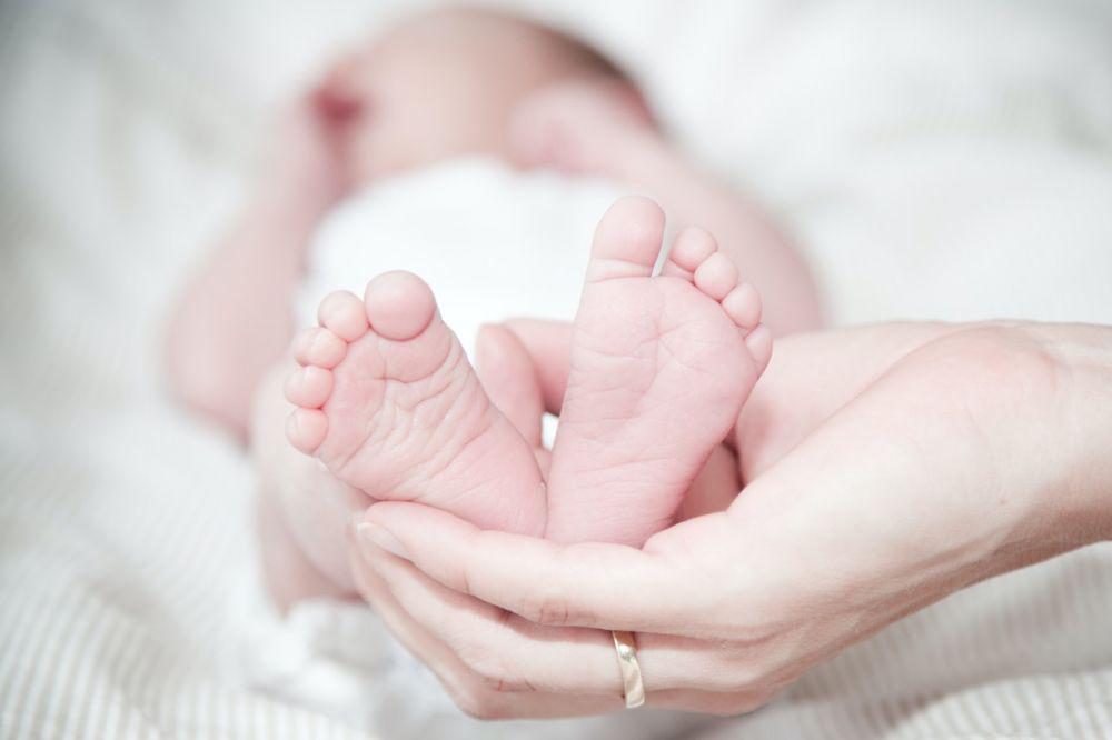 Haruskah Membedong Bayi agar Kaki Bayi Tidak Bengkok?