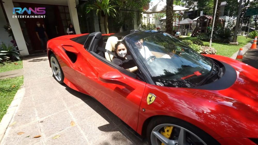 10 Potret saat Nagita Slavina Nyetir Mobil Baru, Mahal tapi Panas!
