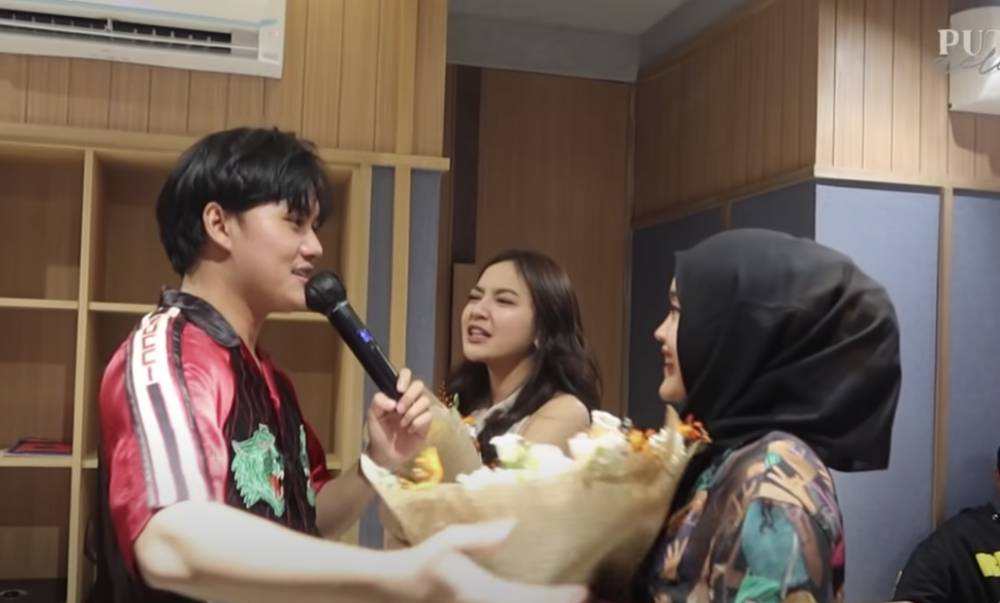 artis yang akrab sama keluarga pacar (YouTube.com/Putri Delina)