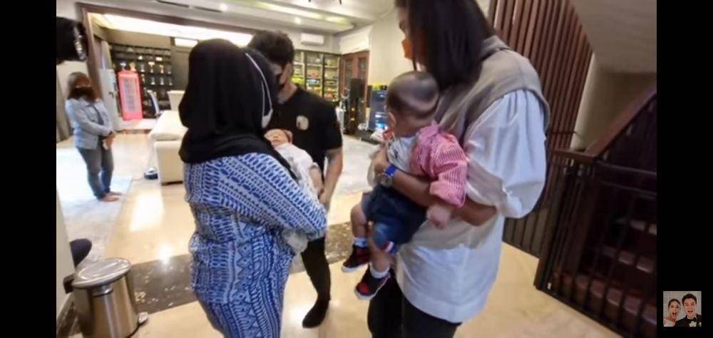 potret Kenzo jenguk baby Ameena (youtube.com/Baim Paula)