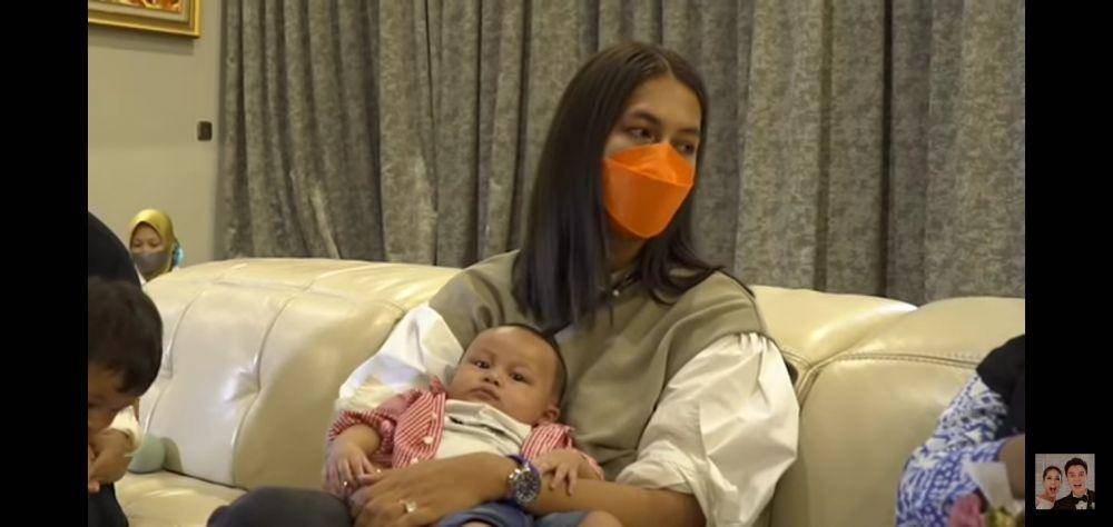 potret Kenzo jenguk baby Ameena (youtube.com/Baim Paula)