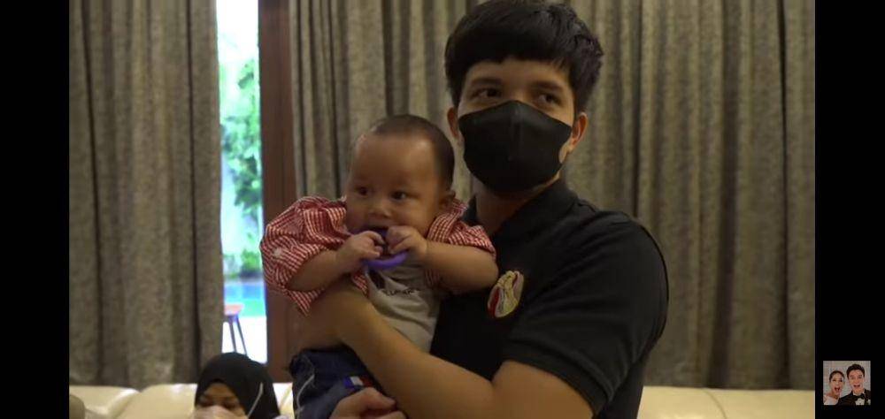 potret Kenzo jenguk baby Ameena (youtube.com/Baim Paula)