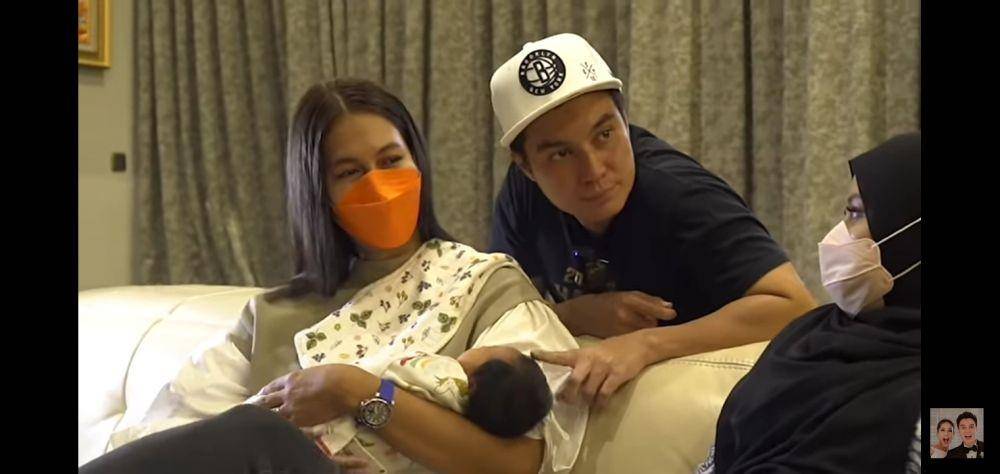 potret Kenzo jenguk baby Ameena (youtube.com/Baim Paula)