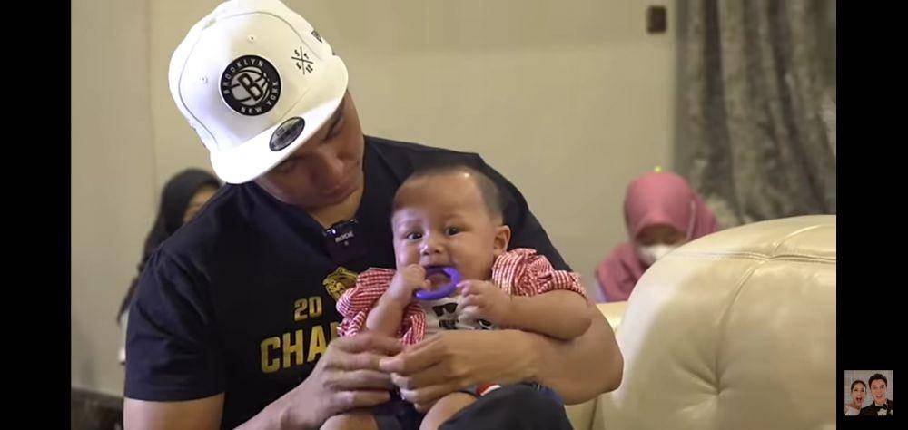 potret Kenzo jenguk baby Ameena (youtube.com/Baim Paula)