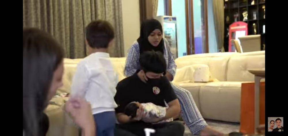 potret Kenzo jenguk baby Ameena (youtube.com/Baim Paula)