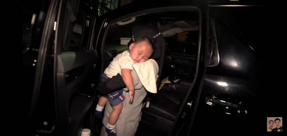 potret Kenzo jenguk baby Ameena (youtube.com/Baim Paula)