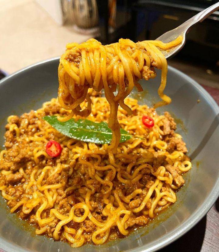 ilustrasi memasak mi goreng untuk lauk nasi bodrek (instagram.com/katz__kitchen)