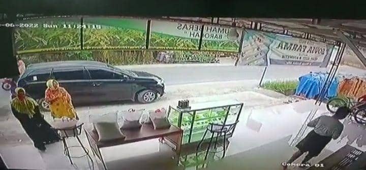 Mobil mini bus yang digunakan pelaku guna melancarkan aksinya terekqm CcTV (IDN Times/ istimewa)