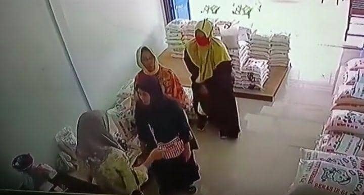Aksi pencurian beras yang dilakukan trio emak-emak dengan memasukan kedalam rok terekam CCTV (IDN Times/ istimewa)
