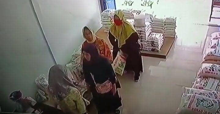 Viral! Trio Emak-emak Terekam CCTV Mencuri Beras di Tiga Toko