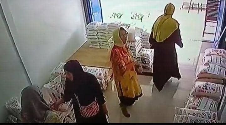Aksi pencurian beras yang dilakukan trio emak-emak dengan memasukan kedalam rok terekam CCTV (IDN Times/ istimewa)