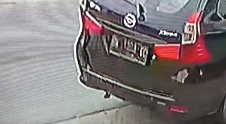 Mobil mini bus yang digunakan pelaku guna melancarkan aksinya terekam CCTV (IDN Times/ istimewa)