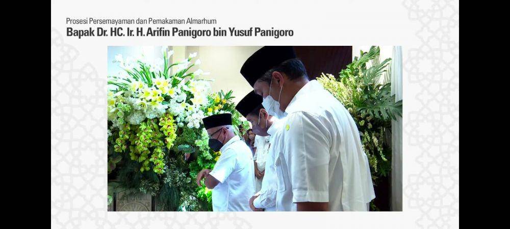 Presiden Jokowi menyalatkan jenazah almarhum Arifin Panigoro (Youtube.com/Medco Foundation)