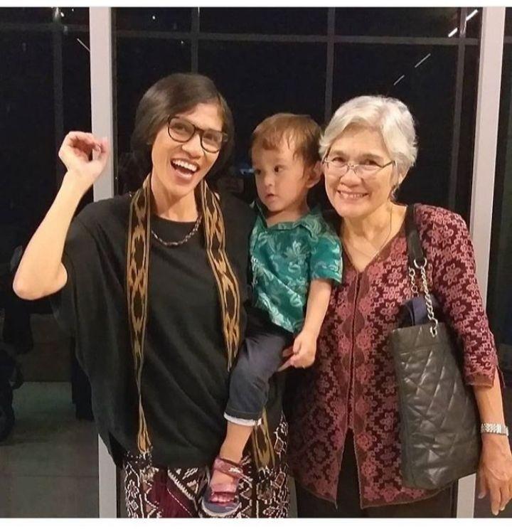 Jadi Figur Barbie, Potret Butet Manurung dengan Ulos dan Syal Batak
