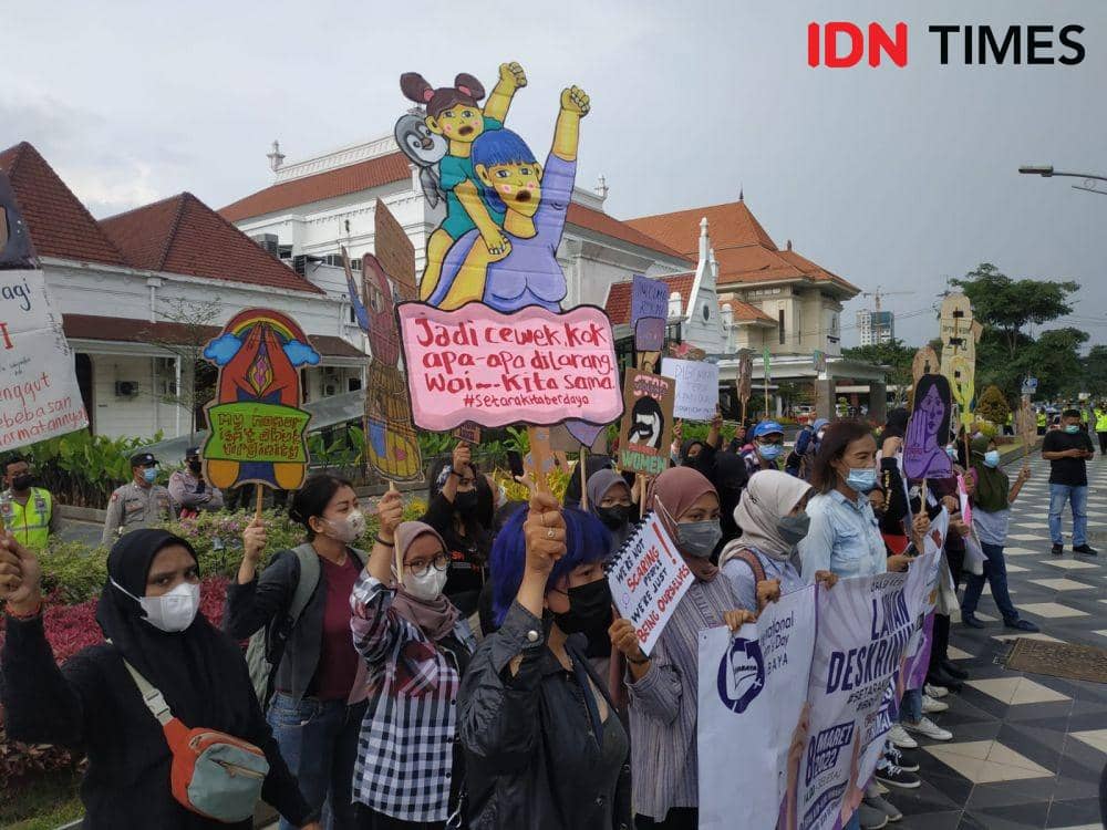 IWD Surabaya Bawa Wayang Kardus dan Tuntutan Kesetaraan Gender