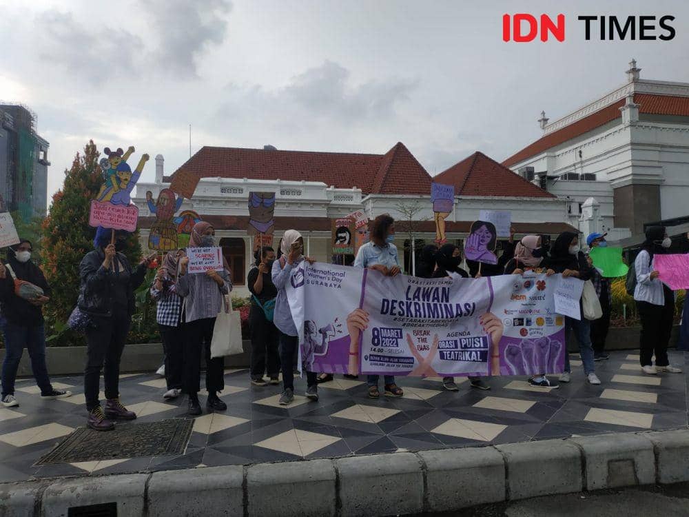IWD Surabaya saat aksi di Depan Balai Kota Surabaya, Selasa (8/3/2022). (IDN Times/Khusnul Hasana)