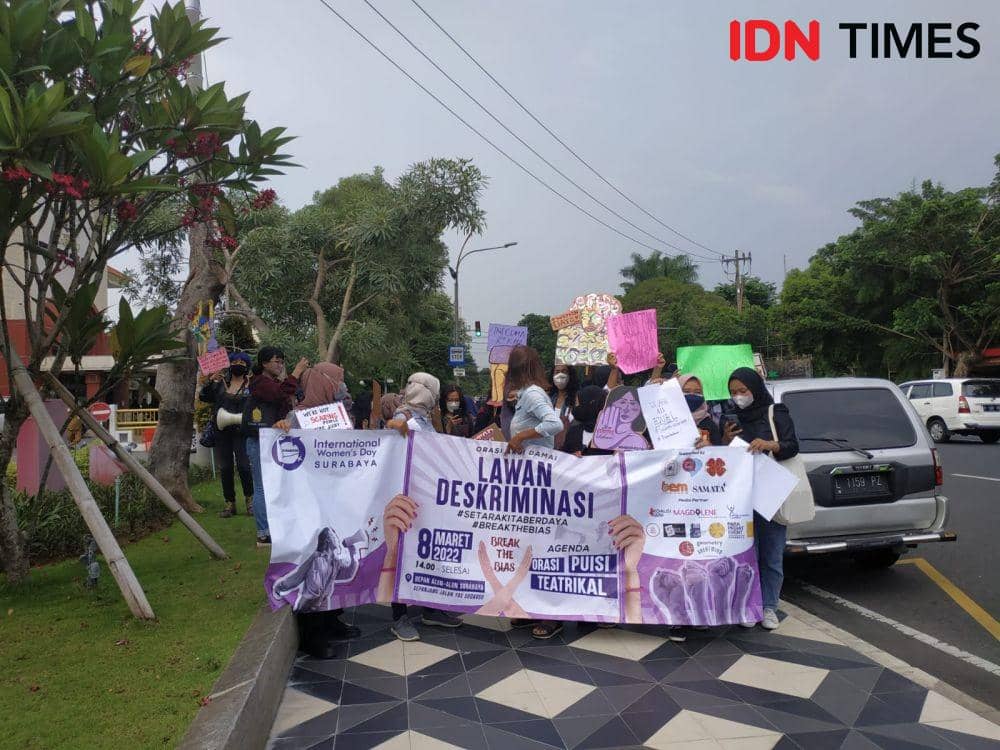 IWD Surabaya saat aksi di Depan Balai Kota Surabaya, Selasa (8/3/2022). (IDN Times/Khusnul Hasana)