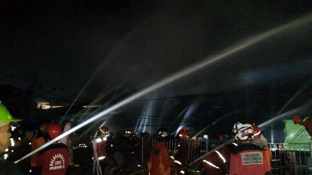 Upaya pemadama oleh Damkar dan Relawan Pemadam Kebakaran di Pasar Segiri (Nina/IDN Times)