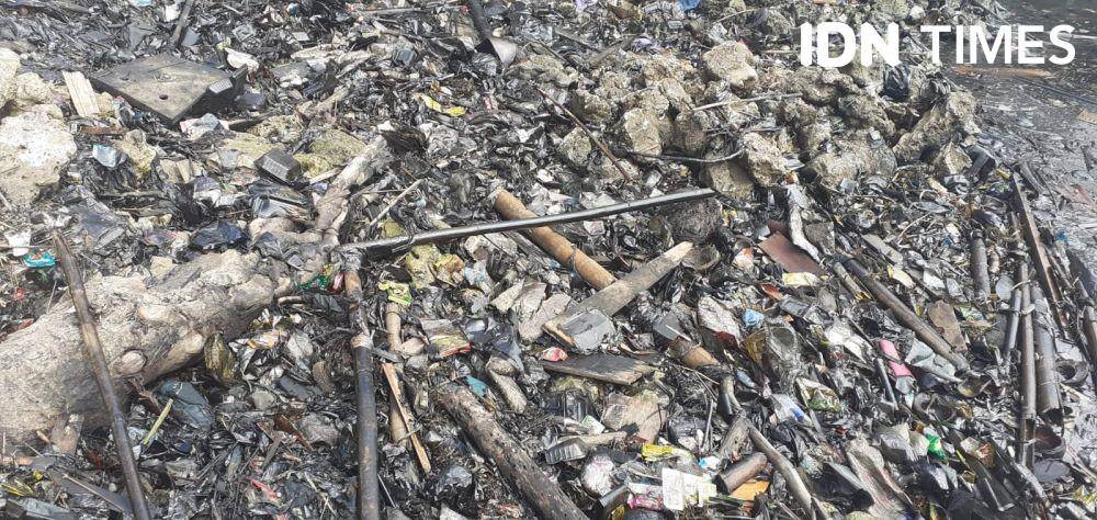 Pencemaran limbah di kawasan Pantai Provinsi Lampung kembali terjadi, kali ini material berwarna hitam pekat bak menyerupai oli diduga limbah mencemari. (IDN Times/Tama Yudha Wiguna)
