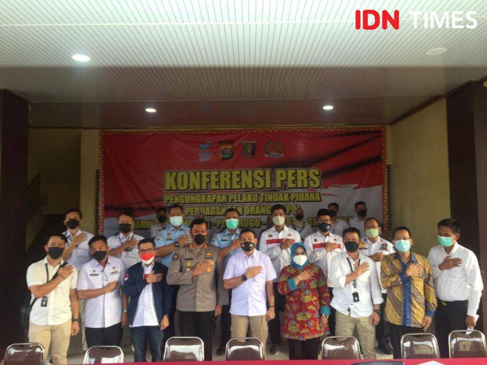 Ditreskrimum Polda Lampung menetapkan 2 tersangka dalam tindak pindana perdagangan orang (TPPO) melibatkan 9 orang calon PMI asal Lampung. (IDN Times/Tama Yudha Wiguna)