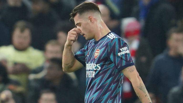 Granit Xhaka keluar lapangan setelah terkena kartu merah saat melawan Liverpool. (skysports.com)