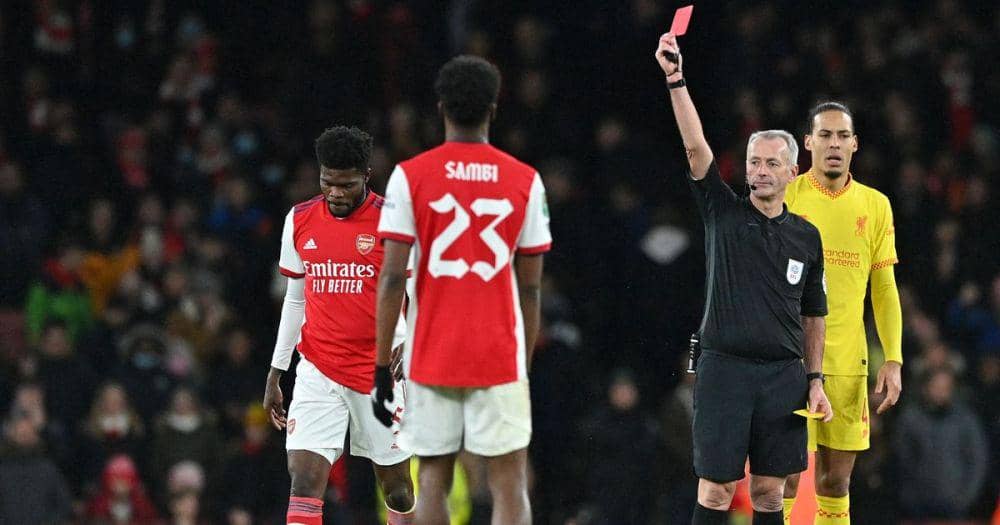 Thomas Partey mendapat kartu merah saat melawan Liverpool. (twitter.com/MirrorFootball)