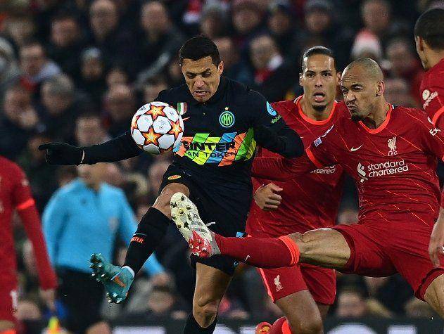 Alexis Sanchez (baju hitam) beraksi di laga melawan Liverpool. (inter.it)
